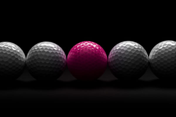 Có rất nhiều loại bóng chơi Golf với chất liệu và kích thước khác nhau