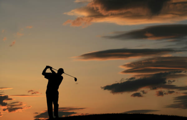 Chơi Golf ban đêm giúp tránh ánh nắng gay gắt vào mùa hè