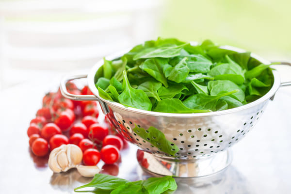 Uống nước và ăn rau xanh để tăng sức đề kháng cho cơ thể